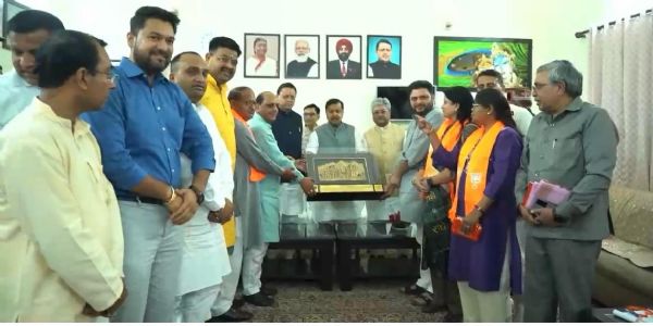 भाजपा प्रदेश मीडिया टीम के सदस्य राष्ट्रीय अध्यक्ष से मिलते।