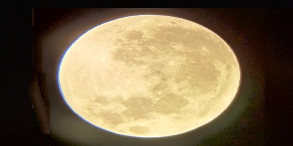 आसमान में चमकता चंद्रमा (प्रतीकात्मक तस्वीर)