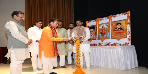 दीप जलाकर कार्यक्रम का शुभारंभ करते सुनील देवधर