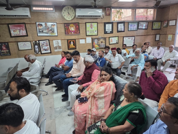 मां की बात कार्यक्रम सुनते कैबिनेट मंत्री मदन कौशिक व महापौर किरण जैसल