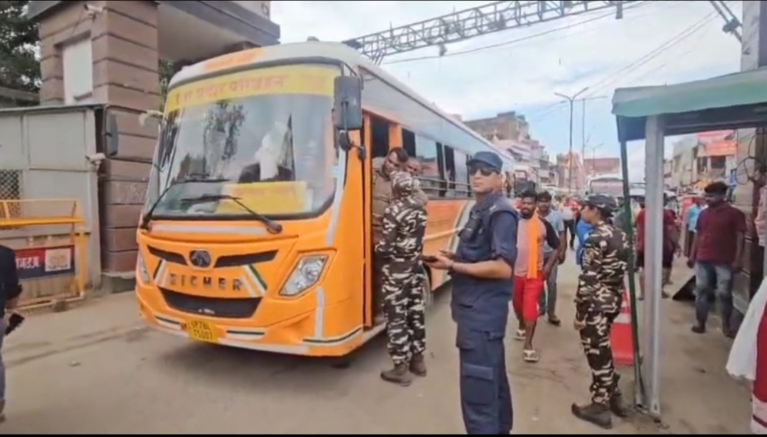 युवक युवतियों को वापस ले जाती नेपाली पुलिस युवक युवतियों को वापस ले जाती नेपाली पुलिस