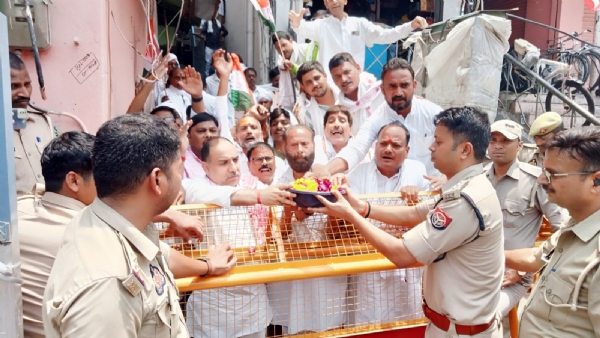 कांग्रेस कार्यकर्ताओं को रोकती पुलिस,पुलिस को पूजन सामग्री सौंपते कार्यकर्ता कांग्रेस कार्यकर्ताओं को रोकती पुलिस,पुलिस को पूजन सामग्री सौंपते कार्यकर्ता