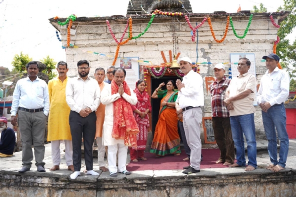 श्रीनगर विधानसभा क्षेत्र के देवलगढ़ में विभिन्न योजनाओं का लोकार्पण करते कैबिनेट मंत्री डॉ धन सिंह रावत श्रीनगर विधानसभा क्षेत्र के देवलगढ़ में विभिन्न योजनाओं का लोकार्पण करते कैबिनेट मंत्री डॉ धन सिंह रावत