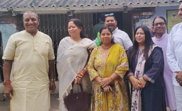 जांच करते सदस्य