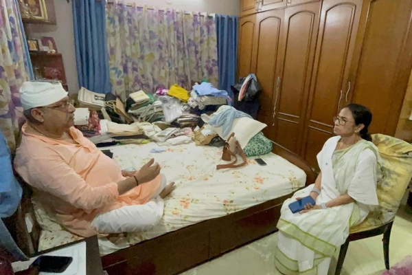 घायल सांसद कल्याण बनर्जी से मिलने उनके घर पहुंचीं ममता बनर्जी,