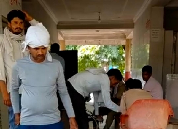अस्पताल में मौजूद परिजन