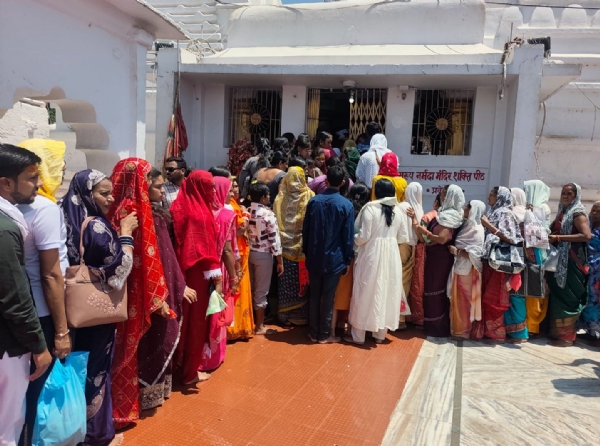 उद्गम मंदिर में दर्शन की कतार उद्गम मंदिर में दर्शन की कतार