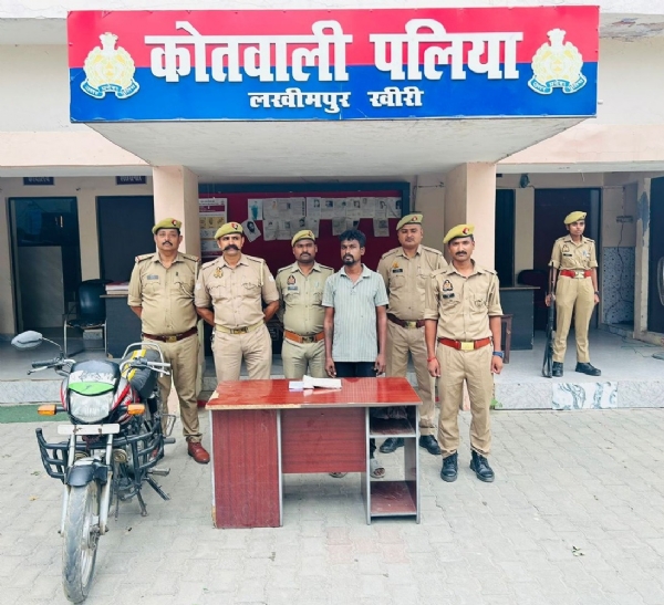 पुलिस हिरासत में पकड़ा गया तस्कर पुलिस हिरासत में पकड़ा गया तस्कर