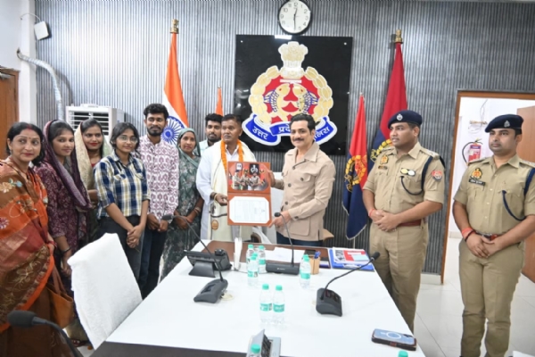 सेवा निवृत्त पुलिस कर्मियों को स्मृति चिंह देते पुलिस कमिश्नर
