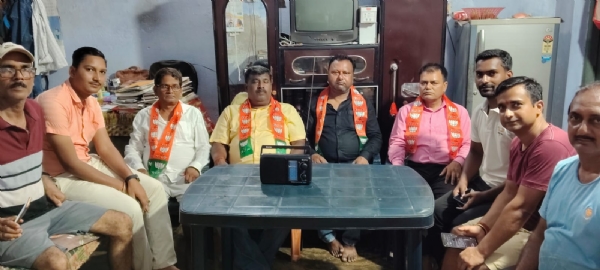 अररिया फोटो:रेडियो पर पीएम के मन की बात का श्रवण करते भाजपा कार्यकर्ता