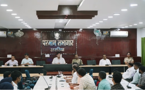 अररिया फोटो:डीएम हाइवे सेफ्टी टास्क फोर्स के साथ बैठक करते