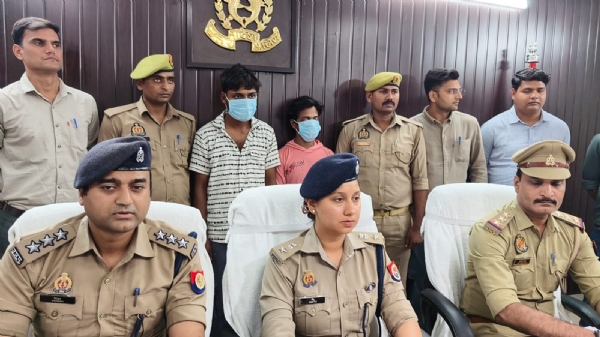गिरफ्तार ठगों के साथ पुलिस अफसर