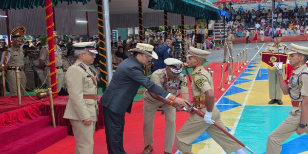 सर्वश्रेष्ठ हिमवीर अधिकारियों को सम्मानित करते मुख्य न्यायाधीश।