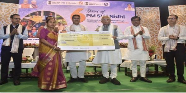 अगर्तला में आयोजित कार्यक्रम के दौरान केंद्रीय आवास एवं शहरी विकास मंत्री मनोहर लाल पीएम स्वनिधि योजना के लाभार्थियों से संवाद करते हुए और ऋण स्वीकृति पत्र वितरित करते हुए। कार्यक्रम में त्रिपुरा के मुख्यमंत्री माणिक साहा सहित अन्य लोग भी मौजूद रहे। अगर्तला में आयोजित कार्यक्रम के दौरान केंद्रीय आवास एवं शहरी विकास मंत्री मनोहर लाल पीएम स्वनिधि योजना के लाभार्थियों से संवाद करते हुए और ऋण स्वीकृति पत्र वितरित करते हुए। कार्यक्रम में त्रिपुरा के मुख्यमंत्री माणिक साहा सहित अन्य लोग भी मौजूद रहे।