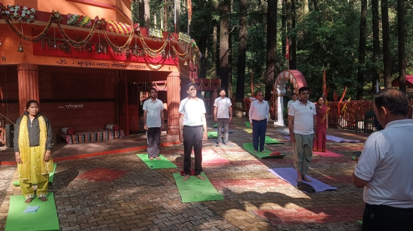 अंतर्राष्ट्रीय योग दिवस के उपलक्ष में योगा करने प्रशिक्षक