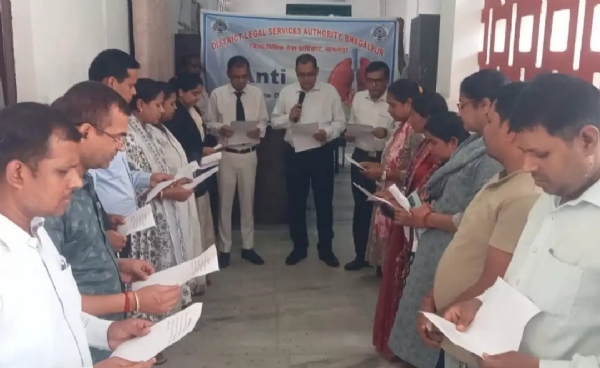 शपथ लेते न्यायिक पदाधिकारी शपथ लेते न्यायिक पदाधिकारी