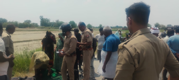 फोटो। घटना स्थल मौजूद पुलिस कर्मी