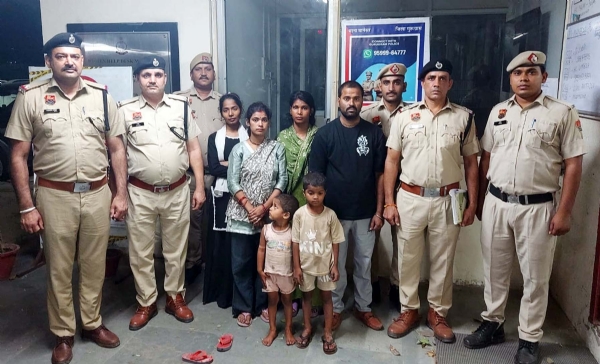 मानेसर पुलिस थाना में तलाशे गए बच्चों को परिजनों को सौंपते पुलिस टीम।