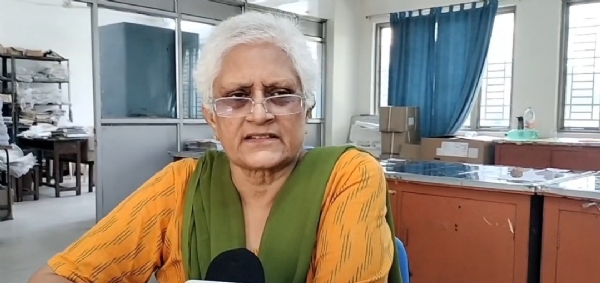 परीक्षा से वंचित छात्रा जियासवारी दास और ज्योति,ग्रेजुएट कॉलेज की प्राचार्य डॉ. वीना सिंह प्रियदर्शी परीक्षा से वंचित छात्रा जियासवारी दास और ज्योति,ग्रेजुएट कॉलेज की प्राचार्य डॉ. वीना सिंह प्रियदर्शी