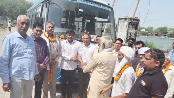 वर्षाे बाद बस सेवा लौटने पर ग्रामीण जिला पार्षद अनिल पाराशर का आभार जताते हुए। वर्षाे बाद बस सेवा लौटने पर ग्रामीण जिला पार्षद अनिल पाराशर का आभार जताते हुए।
