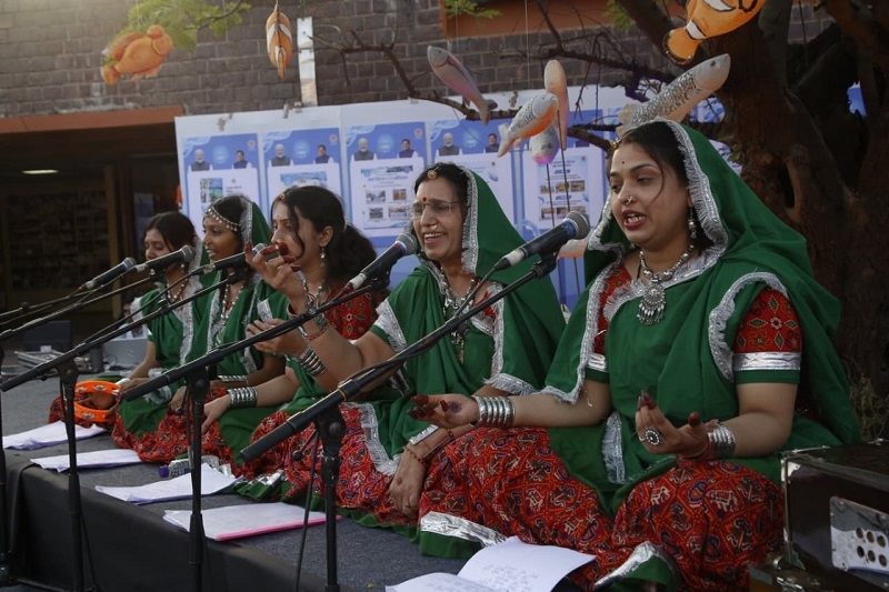 सदानीरा समागम की सांस्कृतिक संध्या में निमाड़ी लोकगीतों की प्रस्तुति सदानीरा समागम की सांस्कृतिक संध्या में निमाड़ी लोकगीतों की प्रस्तुति