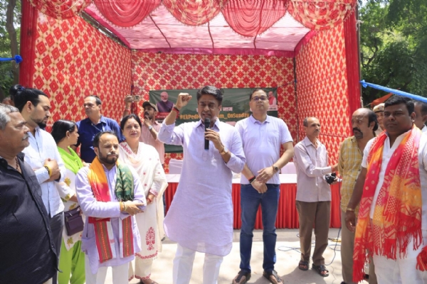 बापू धाम हाउसिंग कॉम्प्लेक्स चाणक्यपुरी में एक पेड़ मां के नाम आन संडे अभियान संबोधित करते एनडीएमसी उपाध्यक्ष कुलदीप चहल बापू धाम हाउसिंग कॉम्प्लेक्स चाणक्यपुरी में एक पेड़ मां के नाम आन संडे अभियान संबोधित करते एनडीएमसी उपाध्यक्ष कुलदीप चहल