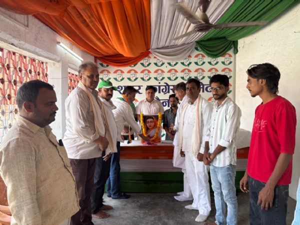 राज माता अहिल्या बाई होल्कर की जयंती पर श्रद्धांजली देते हुए कांग्रेसी कार्यकर्ता और नगर अध्यक्ष
