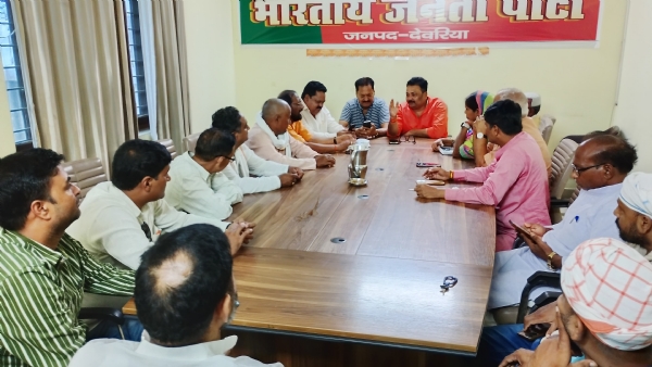 बैठक करते भाजपाई