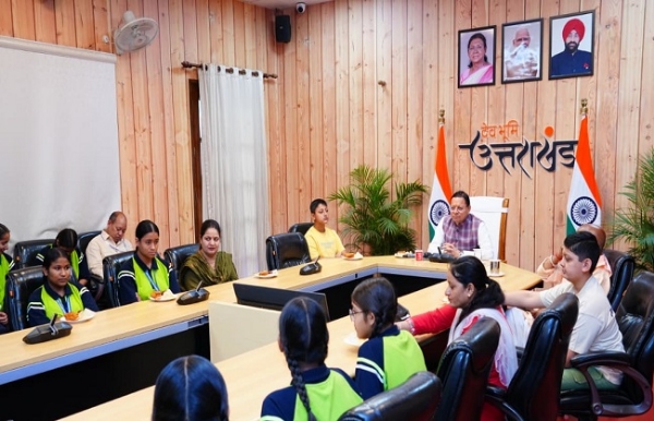 मुख्यमंत्री आवास में नेताजी सुभाष चन्द्र बोस आवासीय बालिका छात्रावास की छात्राओं के साथ प्रधानमंत्री के ‘मन की बात’ कार्यक्रम के संस्करण को सुनते हुए।