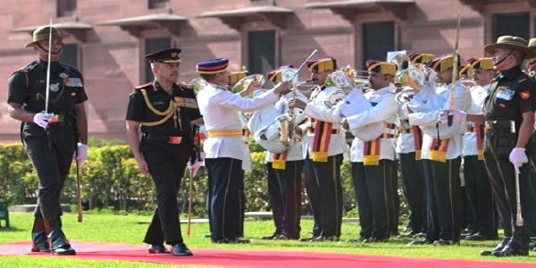 सीडीएस जनरल एनएस राजा सुब्रमणि गार्ड ऑफ ऑनर का निरीक्षण करते हुए