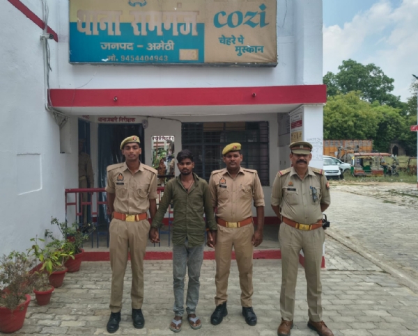 पुलिस की गिरफ्त में अभियुक्त की फोटो पुलिस की गिरफ्त में अभियुक्त की फोटो