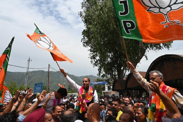 मंडी में भाजपा की जीत पर जश्न मनाते हुए। मंडी में भाजपा की जीत पर जश्न मनाते हुए।
