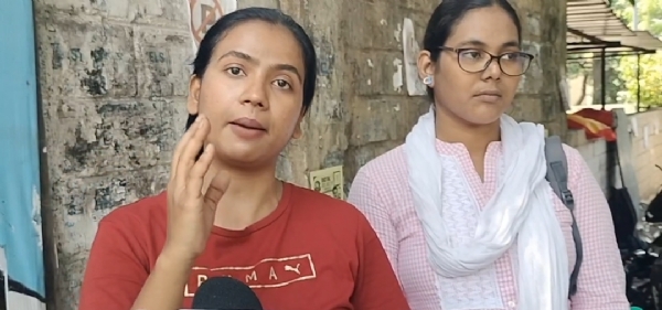 परीक्षा से वंचित छात्रा जियासवारी दास और ज्योति,ग्रेजुएट कॉलेज की प्राचार्य डॉ. वीना सिंह प्रियदर्शी परीक्षा से वंचित छात्रा जियासवारी दास और ज्योति,ग्रेजुएट कॉलेज की प्राचार्य डॉ. वीना सिंह प्रियदर्शी