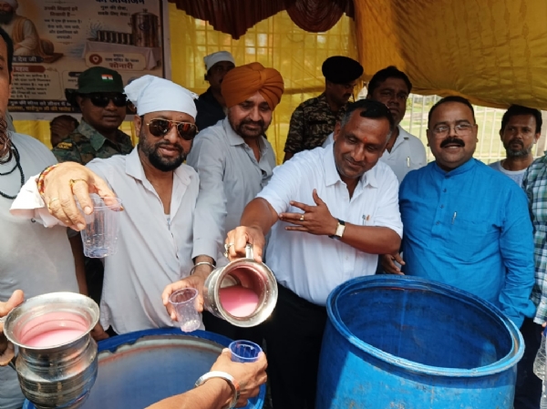 छबील में सेवा देते पूर्व मंत्री बन्ना गुप्ता और अधिवक्ता सुधीर कुमार पप्पू छबील में सेवा देते पूर्व मंत्री बन्ना गुप्ता और अधिवक्ता सुधीर कुमार पप्पू