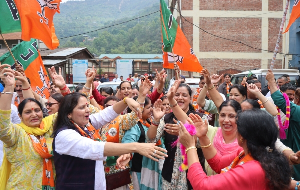 फोटोः जीत का जश्न मनाते हुए भाजपा के समर्थक व पार्षद।