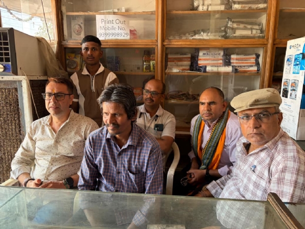 मन की बात’ कार्यक्रम का श्रवण करते हुए लोग। मन की बात’ कार्यक्रम का श्रवण करते हुए लोग।