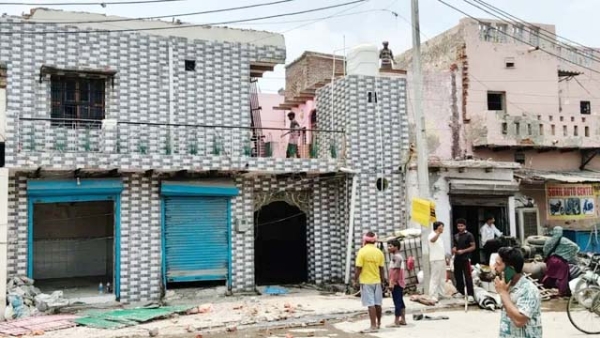 मकान खाली करते लोग