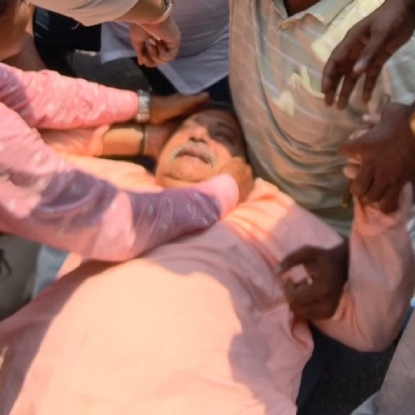 घटना के बाद सड़क पर लेटे कल्याण बनर्जी