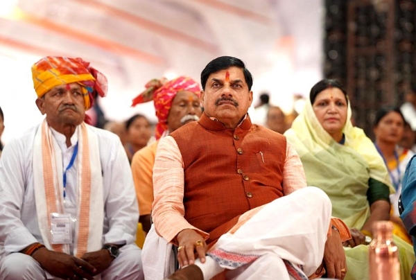 शुजालपुर में किसानों के साथ मन की बात कार्यक्रम सुनते हुए मुख्यमंत्री शुजालपुर में किसानों के साथ मन की बात कार्यक्रम सुनते हुए मुख्यमंत्री