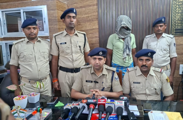 जानकारी देते डीएसपी जानकारी देते डीएसपी