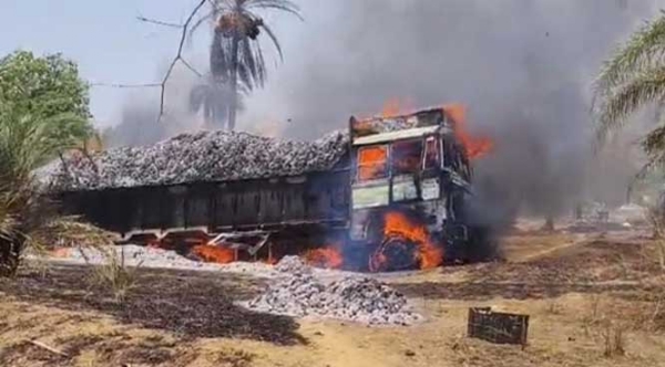 तेंदूपत्ता से भरे ट्रक में लगी आग, ट्रक में भरा तेंदूपत्ता व वाहन जलकर खाक तेंदूपत्ता से भरे ट्रक में लगी आग, ट्रक में भरा तेंदूपत्ता व वाहन जलकर खाक
