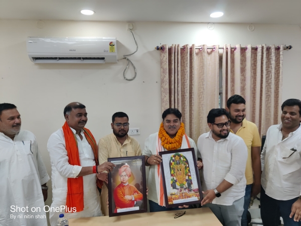 सवागत करते कार्यकर्ता