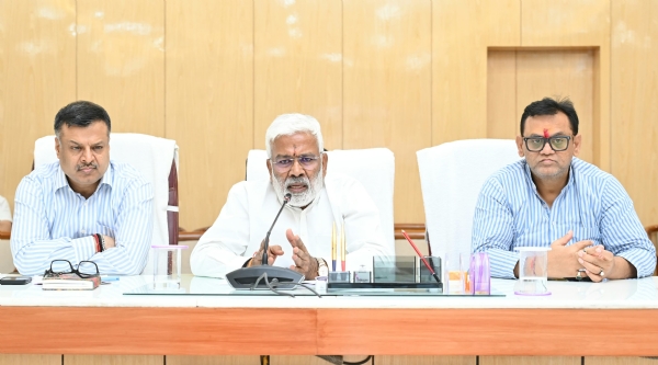 अधिकारियों के साथ बैठक करते जल शक्ति मंत्री स्वतंत्र देव सिंह अधिकारियों के साथ बैठक करते जल शक्ति मंत्री स्वतंत्र देव सिंह