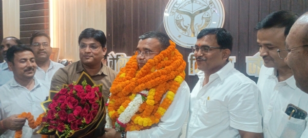 बीएसए डॉ गोरख नाथ पटेल का विदाई समारोह में स्वागत करते हुए शिक्षक बीएसए डॉ गोरख नाथ पटेल का विदाई समारोह में स्वागत करते हुए शिक्षक
