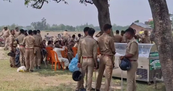 Gaon mein lagi police