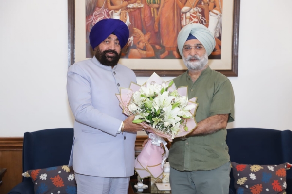 नई दिल्ली में उपराज्यपाल तरनजीत सिंह संधू से शिष्टाचार भेंट करते राज्यपाल गुरमीत सिंह।