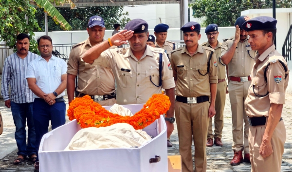 दिवंगत पुलिस कर्मी को अंतिम सलामी देते नैनीताल के वरिष्ठ पुलिस अधीक्षक डॉ. मंजूनाथ टीसी। दिवंगत पुलिस कर्मी को अंतिम सलामी देते नैनीताल के वरिष्ठ पुलिस अधीक्षक डॉ. मंजूनाथ टीसी।
