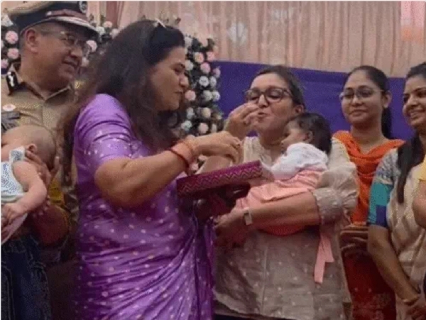 पुलिस कमिश्नर की धर्मपत्नी हस्ती को गोद लिए जाने पर मुह मीठा कराते हुए पुलिस कमिश्नर की धर्मपत्नी हस्ती को गोद लिए जाने पर मुह मीठा कराते हुए