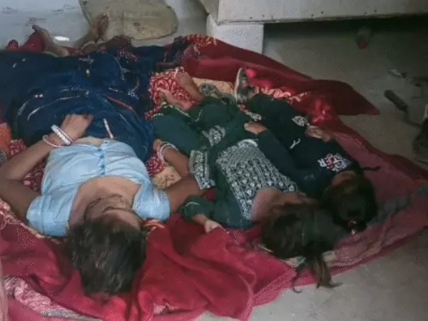 अनीता और उसकी दो बेटियां घर में बेसुध मिली अनीता और उसकी दो बेटियां घर में बेसुध मिली