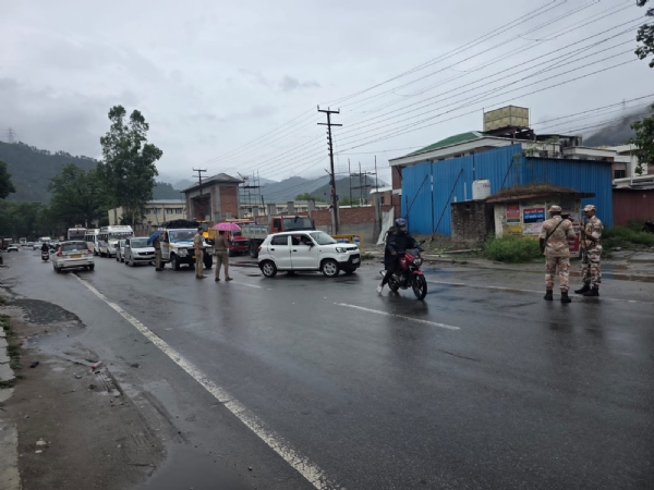 मौसम खराब की स्थिति में यात्रियों को श्रीनगर में सुरक्षित स्थान पर रोका गया मौसम खराब की स्थिति में यात्रियों को श्रीनगर में सुरक्षित स्थान पर रोका गया